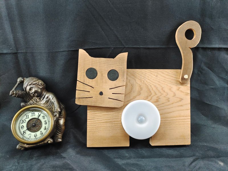 Taiwan cypress nostalgic wood sensor lamp cute cat - โคมไฟ - ไม้ 