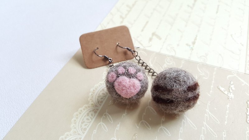 Original wool felt cat double sided love meat ball earrings coffee tiger spot section of a pair of folders can be modified Oh - ต่างหู - ขนแกะ สีนำ้ตาล
