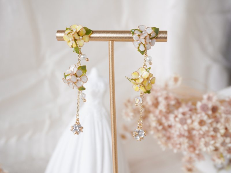 [Yellow + White Hydrangea] Handmade Original Earrings Bronze Resin Wedding Gift New Year Gift - Earrings & Clip-ons - Resin Multicolor