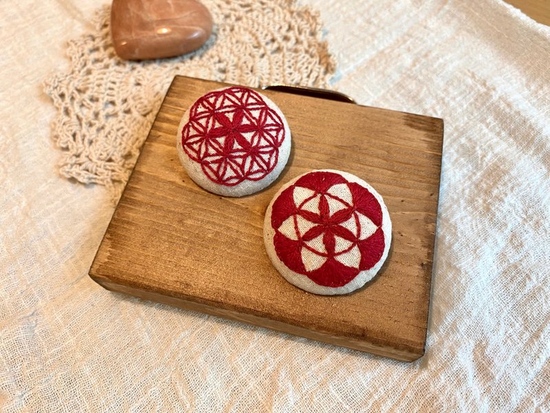 生命之花 刺繡布胸針 - 胸針 - 棉．麻 紅色