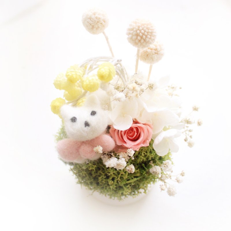 怠惰な愛眠っている猫の小さな丸テーブルの花、楽しいパウダーパウダー永遠のバラの花の儀式 - ドライフラワー・ブーケ - 寄せ植え・花 ホワイト