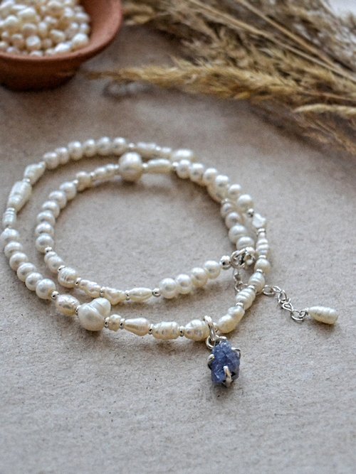 Lotus Sutra Shop White natural fresh water pearl choker with silver pendant of tanzanite