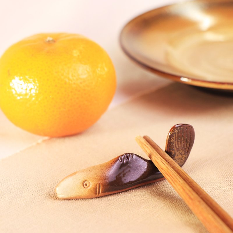 【Pan Creation Pottery Workshop】Satisfaction_Xiaoyu Chopstick Holder - ตะเกียบ - ดินเผา สีนำ้ตาล