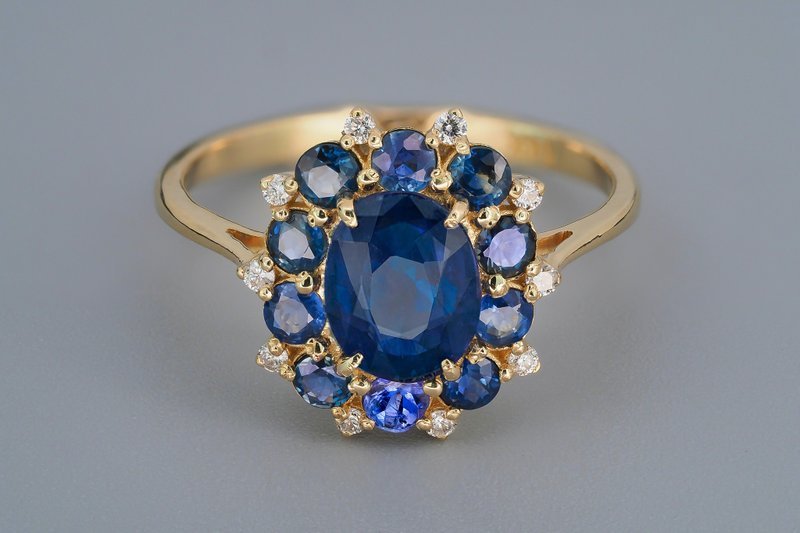 Beautiful ring with central sapphire and side sapphires and diamonds. - 戒指 - 貴金屬 金色