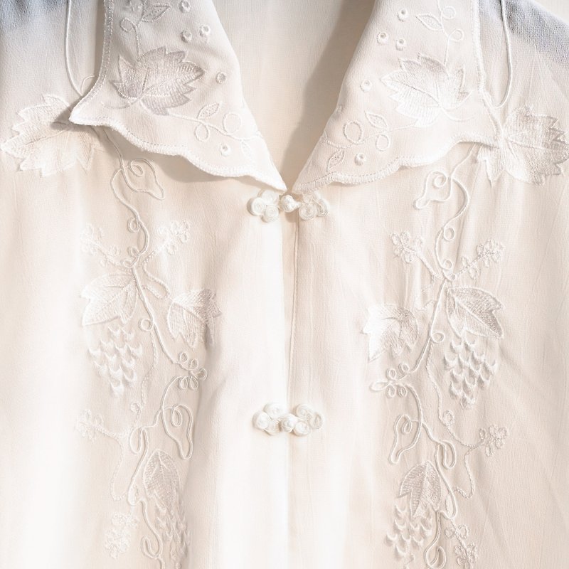 [Egg Plant Vintage] ブドウの天蓋中国風刺繍ヴィンテージシャツ - シャツ・ブラウス - その他の化学繊維 ホワイト
