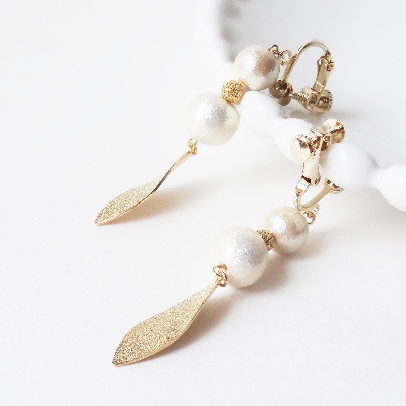 Gold-leaf and Pearl イヤリング・ピアス - 耳環/耳夾/耳骨夾 - 其他金屬 金色