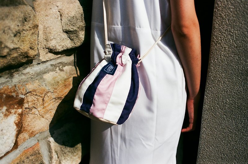 Side Back Bucket Bag_ Pink and Dark Blue - กระเป๋าแมสเซนเจอร์ - ผ้าฝ้าย/ผ้าลินิน สีน้ำเงิน