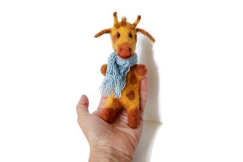 Toys from Anzhelika 长颈鹿一个小的手指玩具 由天然羊毛制成。我可以根据订单制作。