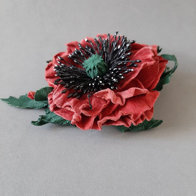 皮革胸針 Leather brooch red poppy for her or for him Leather jewelry - เข็มกลัด - หนังแท้ สีแดง