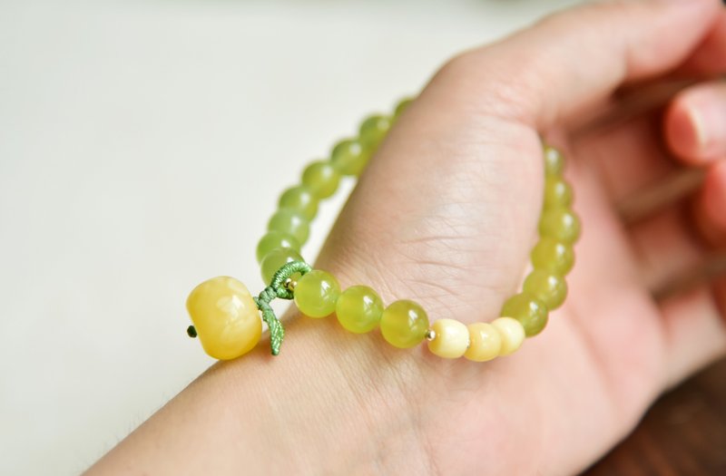 [Small Apple] Natural Xiuyu Round Beads Amber Wax Apple Beads Fresh Art Bracelet - Bracelets - Gemstone Green