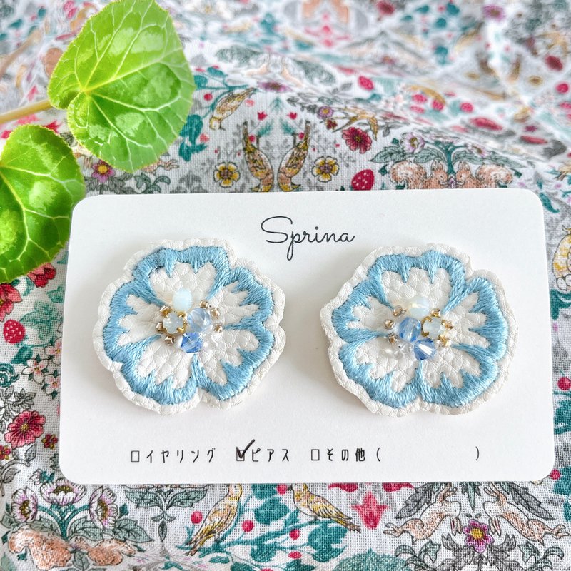花朵刺繡耳環 - 浅蓝色 - 耳環/耳夾/耳骨夾 - 繡線 藍色
