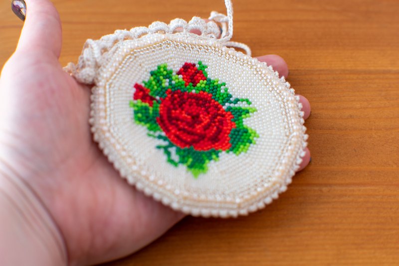Roses coin purse Beaded wallet Floral wallet Vintage style roses bag Thin wallet - กระเป๋าใส่เหรียญ - วัสดุอื่นๆ สีกากี
