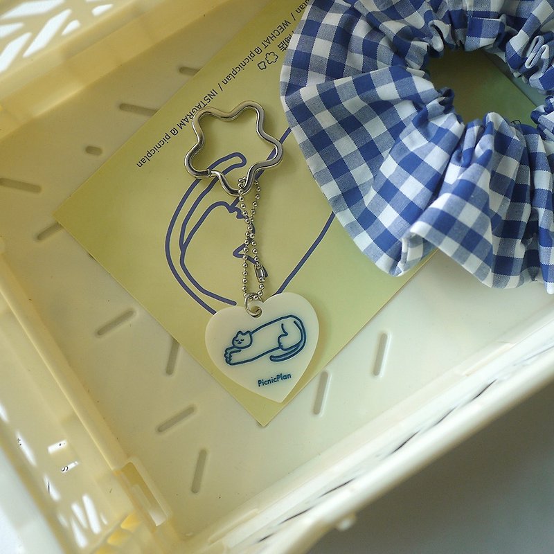 Keychain heart-shaped acrylic pendant cute cat bag pendant picnicplan original design - Charms - Acrylic White