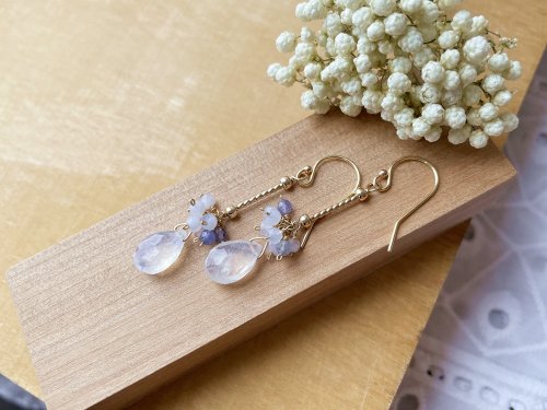 68 Jewellery｜純銀。天然石。輕珠寶 //月亮石坦桑石海藍寶耳環// 14KGF 天然石水晶手作 古典 防過敏