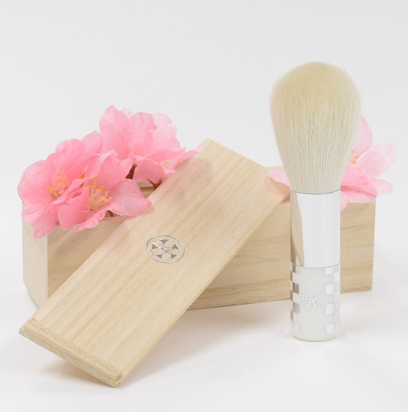 Face brush Iki Sui (Silver) with special wooden box 100% Sokoho Made in Japan - Makeup Brushes - Other Materials Silver