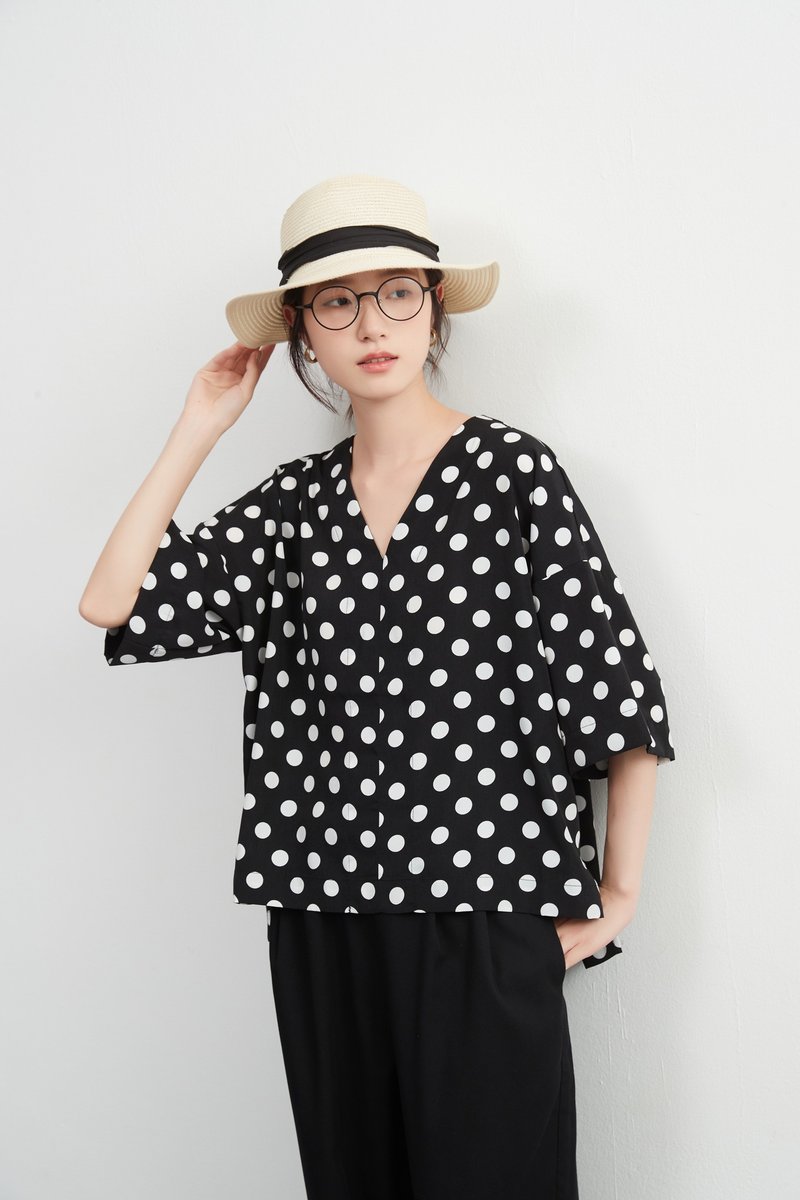 ドット柄半袖VネックセンターシームトップスCLEAN Style・シンプルプルオーバー - 女上衣/長袖上衣 - 聚酯纖維 黑色