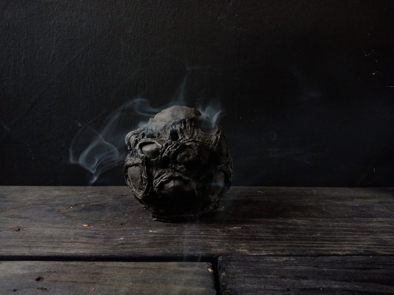 圓狀黑石 (詭異雕塑 藝術品 蠟燭罩 薰香罩 香椎罩 塔香罩) - 香氛/精油/擴香 - 陶 黑色