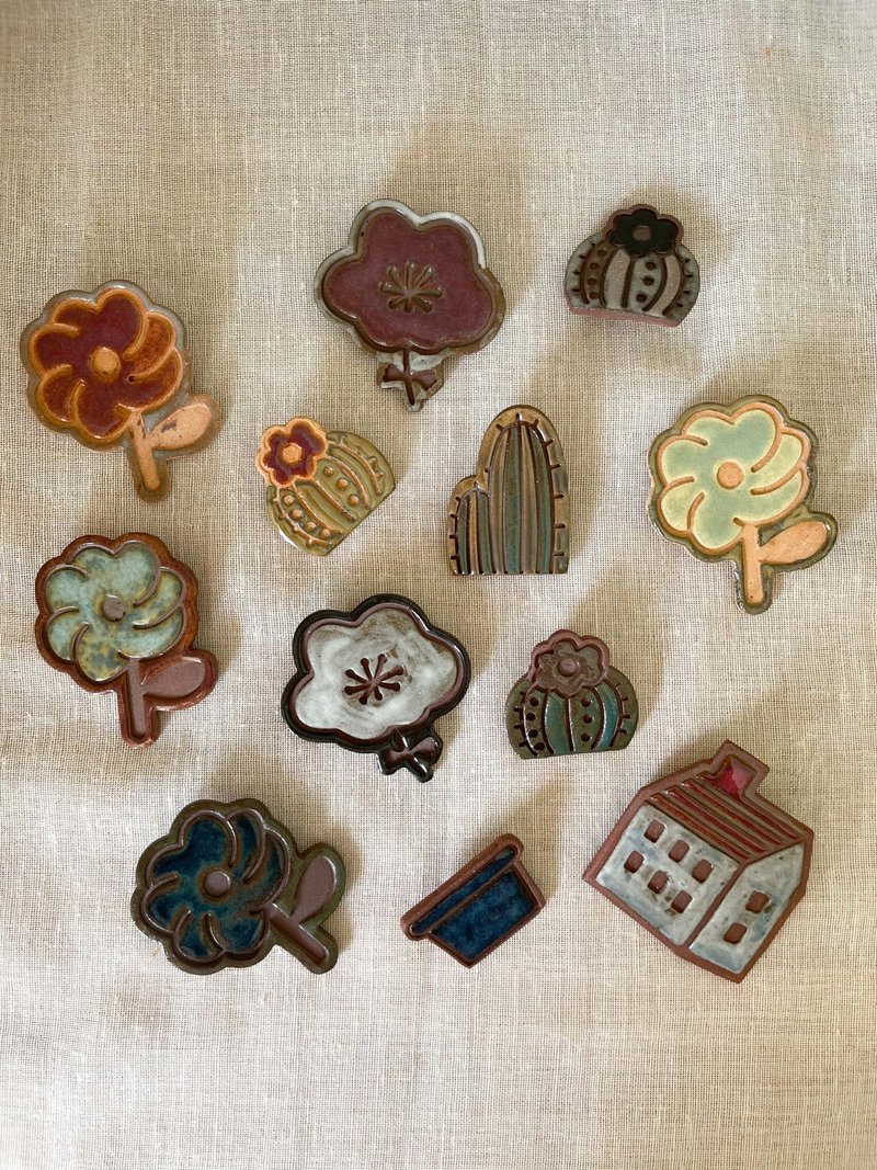 手工陶瓷擴香|刺繡|扣針|胸針|別針|心口針 - 胸針 - 陶 卡其色
