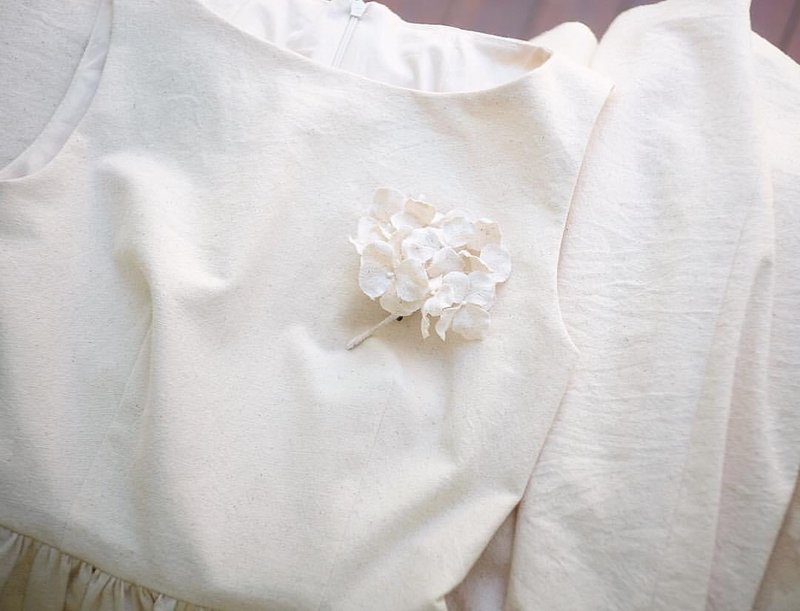 HYDRANGEA Fabric Flower Brooch / Bridal Accessories - เข็มกลัด - ลินิน ขาว