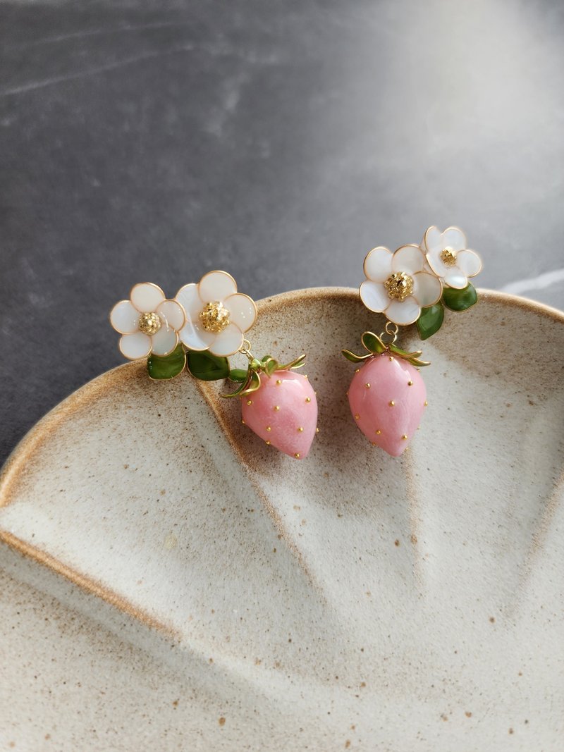 Danxue•Strawberry-Handmade resin earrings gift - ต่างหู - เรซิน สึชมพู