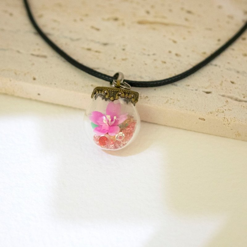 Falling cherry blossom necklace in the wind, clay flowers with sweet personality - Necklaces - Glass Pink