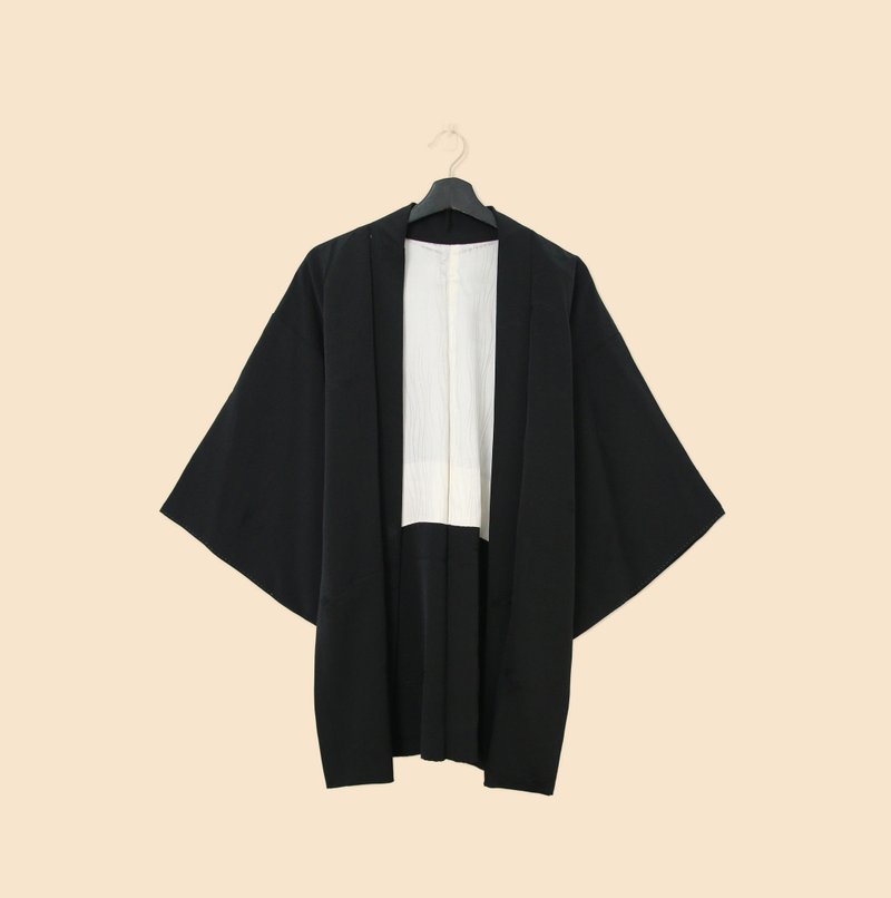 Back to Green-Japan brings back the haori black secret embossed totem/vintage kimono - เสื้อแจ็คเก็ต - ผ้าไหม 