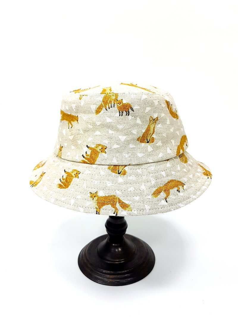Classic hat - white triangle with a small fox - Hats & Caps - Cotton & Hemp White