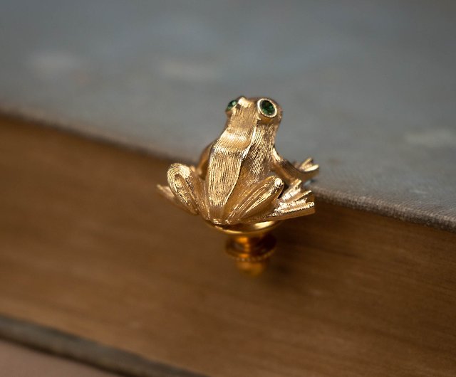 Avon Little Gold Tone Frog Lapel Pin – The Standing Rabbit