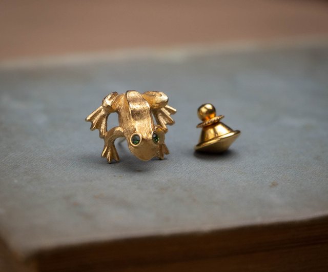 Avon Little Gold Tone Frog Lapel Pin – The Standing Rabbit