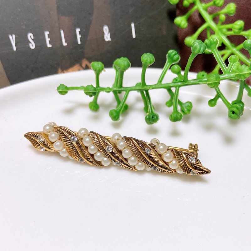 【西洋古董飾品】纏繞旋轉珍珠感串 葉脈萊茵鑲嵌 胸針胸章 - 胸針 - 貴金屬 金色