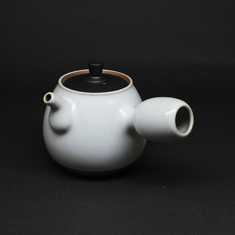 White glaze pear-shaped side handle two-color teapot handmade pottery tea props - ถ้วย - ดินเผา ขาว