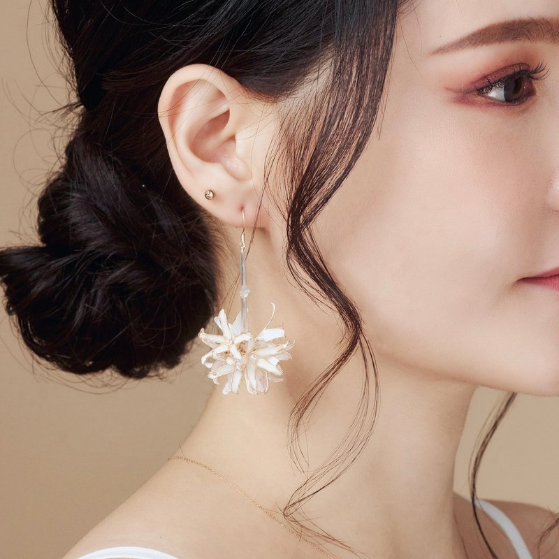 White Story Handmade Crystal Flower Resin Earrings - Earrings & Clip-ons - Resin White