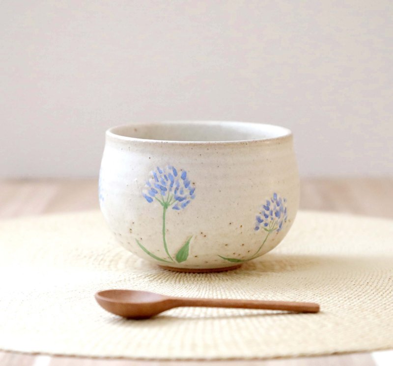 Rounded Engraved Yunomi - Agapanthus Motif - ถ้วยชาม - ดินเผา สีกากี