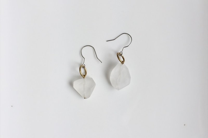 オリジナルホワイトミスト鉱石不規則な形のイヤリング - ピアス・イヤリング - 宝石 ホワイト