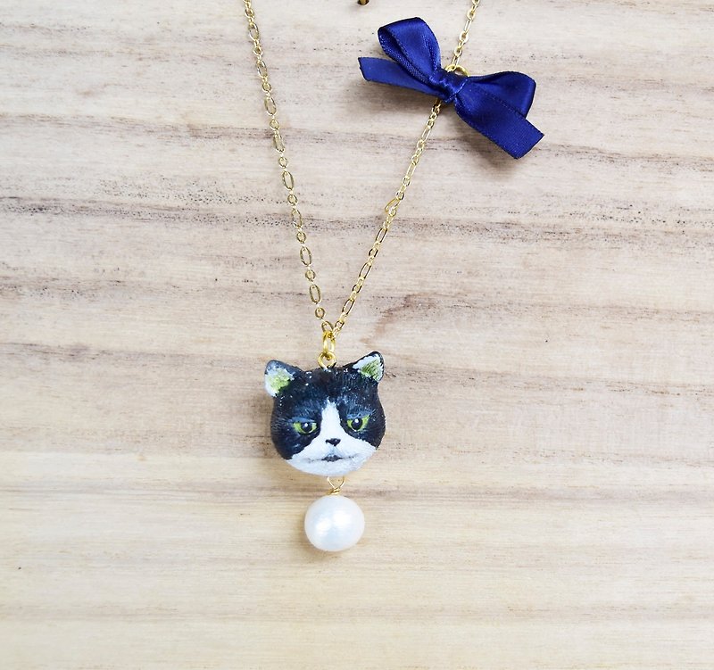 Black and white cat gold necklace - สร้อยคอ - พลาสติก สีดำ