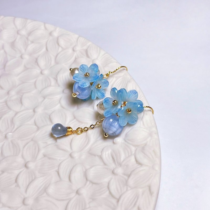 【Ruosang】mini glazed Tangcao. Summer blue. Pink butterfly/philodendron/asymmetrical earrings. - ต่างหู - เรซิน สีน้ำเงิน