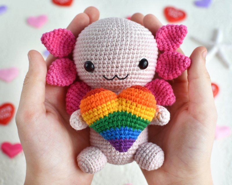 Axolotl plush with rainbow heart / Axolotl pride / LGBTQ - ตุ๊กตา - ผ้าฝ้าย/ผ้าลินิน 