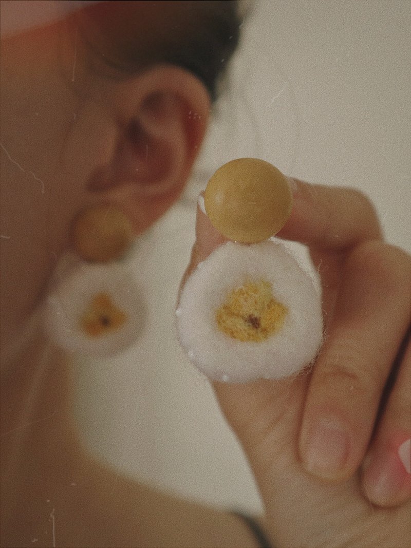Original handmade personalized earrings - ต่างหู - วัสดุอื่นๆ ขาว