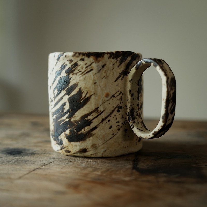 Baitu Creation hand-kneaded pottery/brushed hand-kneaded mug-one piece in stock/can be pre-ordered - Mugs - Pottery White