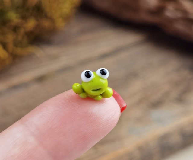 Tiny frog figurine glass frog miniature frog sculpture for terrarium  decoration - Shop Myhappyhobby Items for Display - Pinkoi