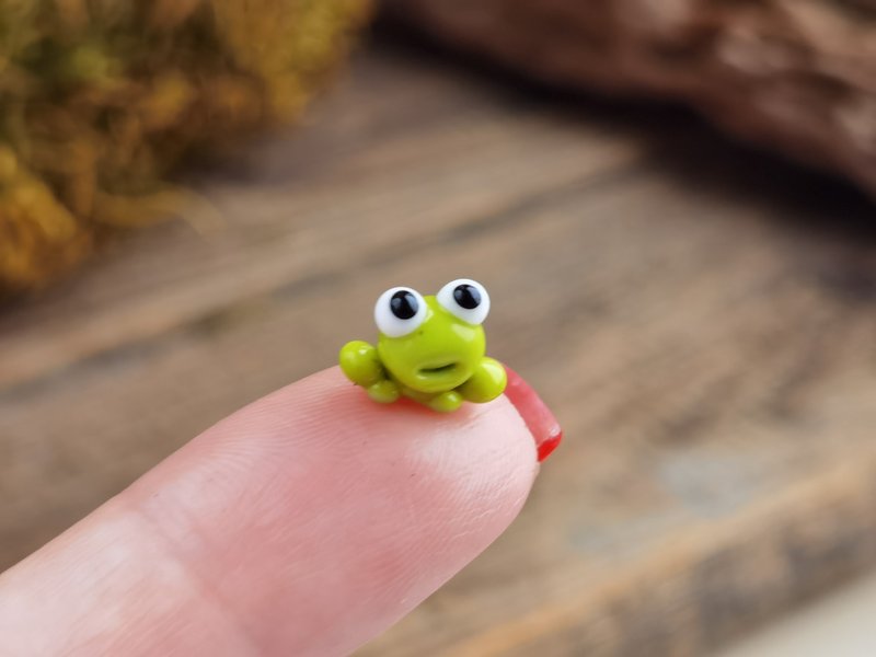 Tiny frog figurine glass frog miniature frog sculpture for terrarium decoration - 擺飾/家飾品 - 玻璃 綠色