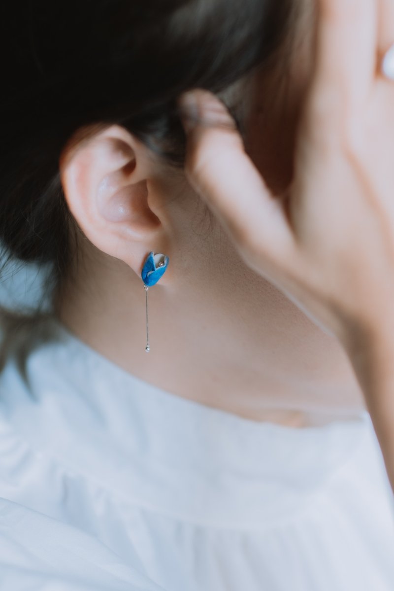 Fleur vole white porcelain sterling silver earrings/blue - ต่างหู - เครื่องลายคราม สีน้ำเงิน