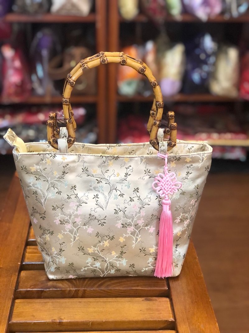 Brocade satin bamboo handle handle bag cheongsam perfect match Taiwan-made hand-made bag storage bag custom - กระเป๋าถือ - ผ้าไหม 