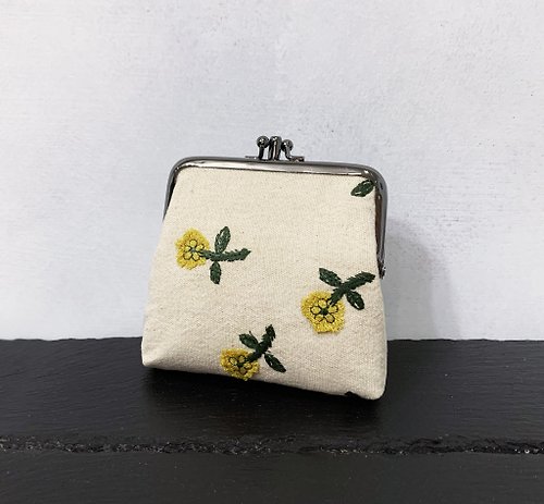 Yellow flowers clasp frame bag/with chain/ cosmetic bag - Shop Wahr  Messenger Bags & Sling Bags - Pinkoi