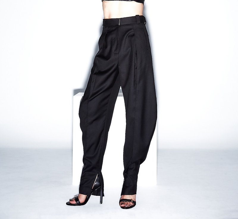 - Genderless - Worsted Wool High Waist 3D Cut Scimitar Split Two-Piece Pleated Suit Pants - กางเกงขายาว - ขนแกะ สีดำ