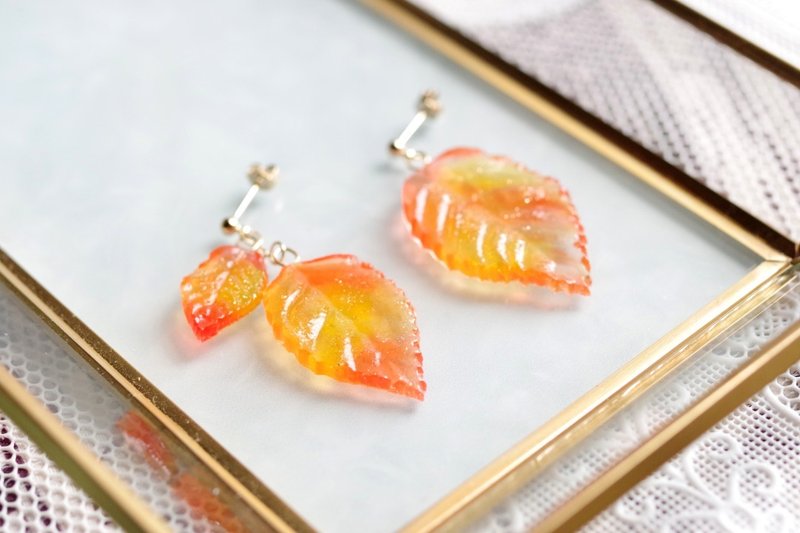 Resin Art Leaf Earrings - Orange - ต่างหู - เรซิน สีส้ม