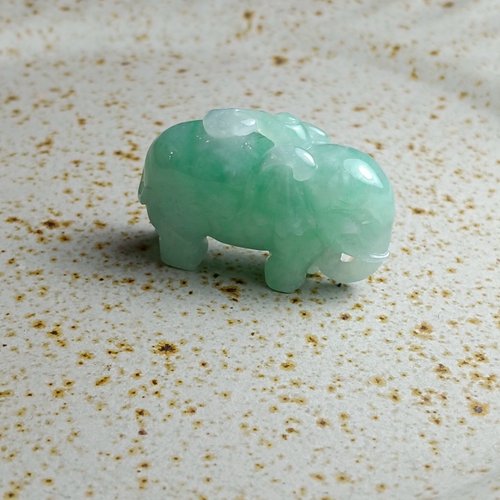 J0111 天然A級翡翠。氷のように溶けやすいエメラルドグリーン。平和と