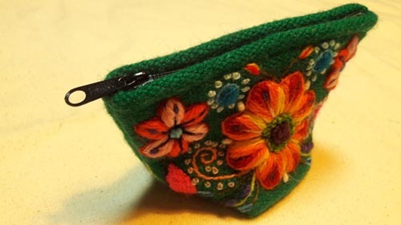 Three-dimensional small flower embroidery triangle bag-green - กระเป๋าเครื่องสำอาง - วัสดุอื่นๆ สีเขียว