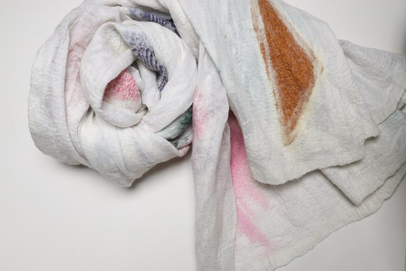 【聖誕禮物】純美麗諾羊毛氈真絲手工大型圍巾披肩澎柔幾何白底 - 圍巾/披肩 - 羊毛 白色