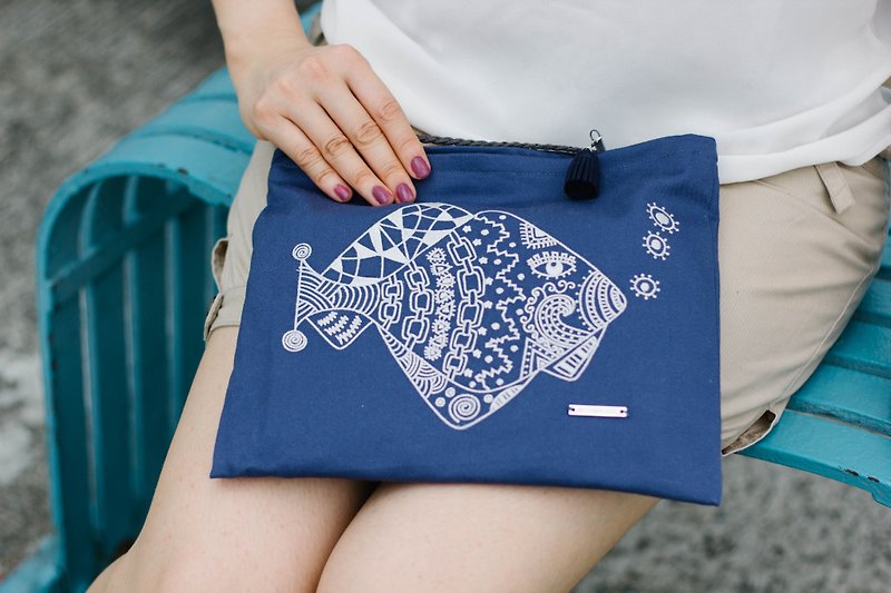 Cotton Canvas Embroidery Across-Body Bag - Fish with Tattoo - กระเป๋าแมสเซนเจอร์ - งานปัก สีน้ำเงิน
